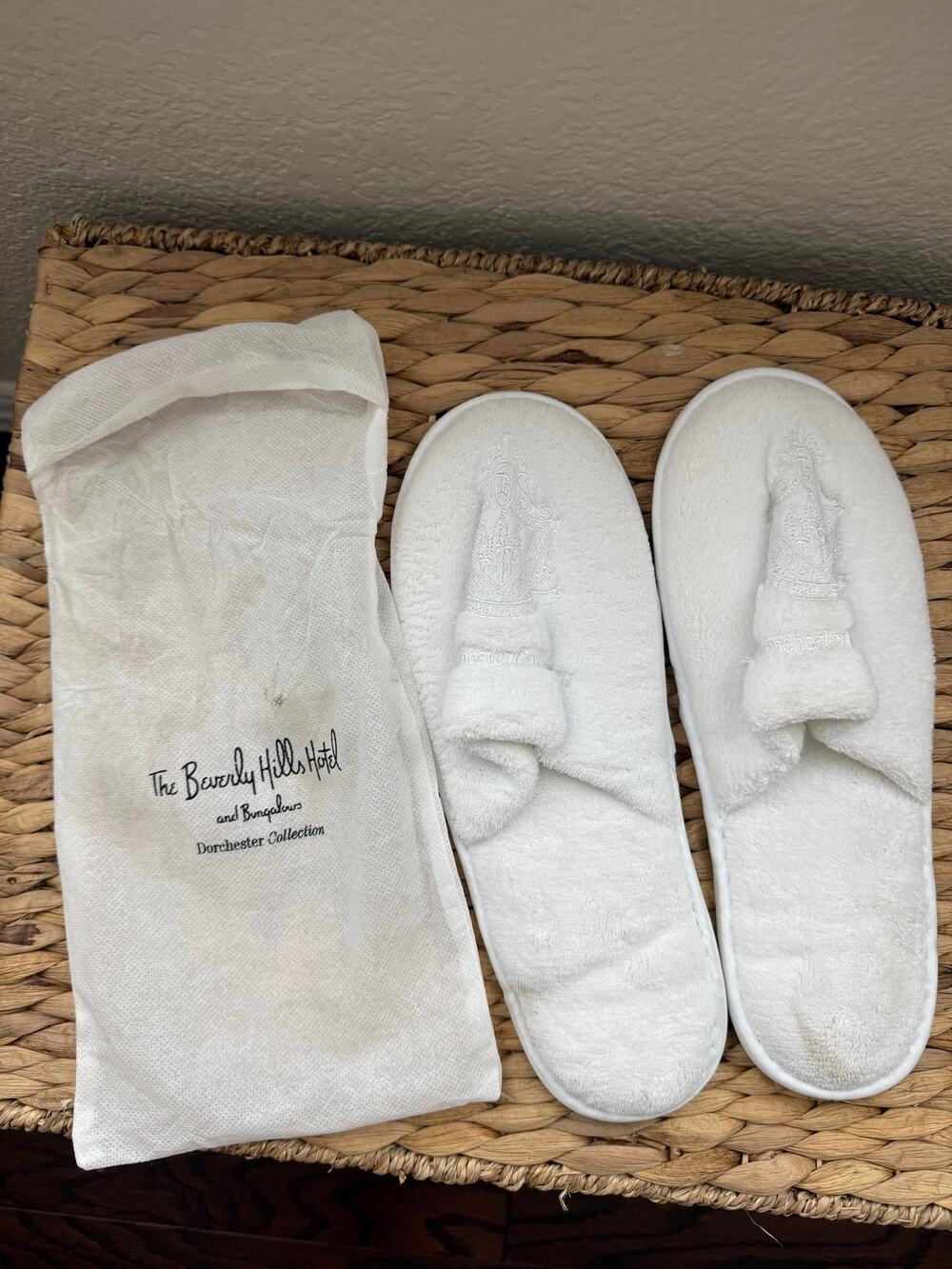 The Beverly Hills Hotel Dorchester Collection Plush Spa Slippers w/ Travel Bag